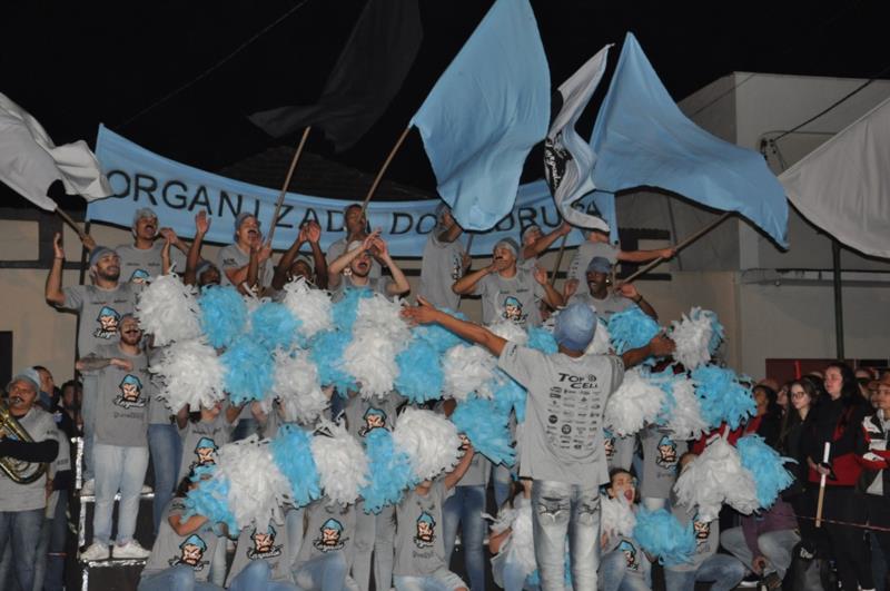 como fazer bandeirinhas de papel para gincana