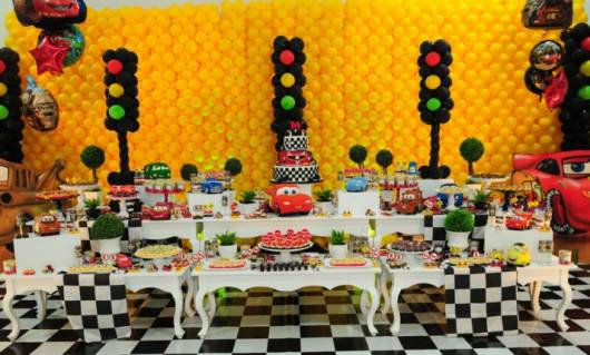 decoração hot wheels simples