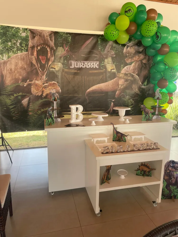 5 ideias de títulos:
1. Transforme sua Festa em uma Aventura Jurássica: Guia Completo de Decoração.
2. Jurassic Park em Casa: Dicas para uma Decoração de Impacto.
3. Do Clássico ao Moderno: Como Adaptar a Decoração Jurassic Park.
4. Festa de Dinossauro Inesquecível: Elementos Essenciais para o Sucesso.
5. Decoração de Ambientes com Tema Jurassic Park: Inspirações Duradouras.