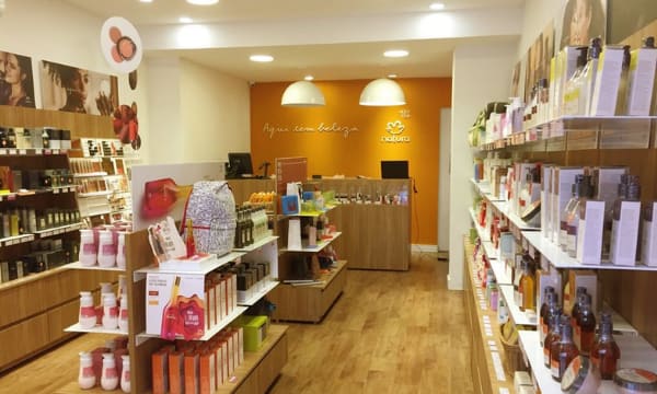 decoração loja de cosmeticos pequena