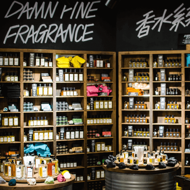 5 ideias de títulos:
1. Transforme sua Loja de Cosméticos Pequena em um Espaço Incrível!
2. Decoração Inteligente: Maximizando Espaço em Lojas de Maquiagem.
3. O Poder do Visual Merchandising para Lojas de Cosméticos.
4. Tendências de Decoração para Lojas de Beleza em 2025.
5. Como Criar um Ambiente 