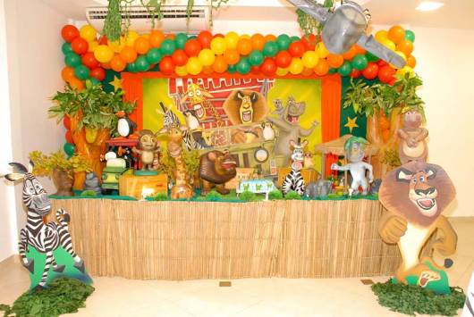 ideias criativas decoração festa Madagascar simples