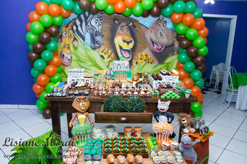 como fazer painel de festa Madagascar simples