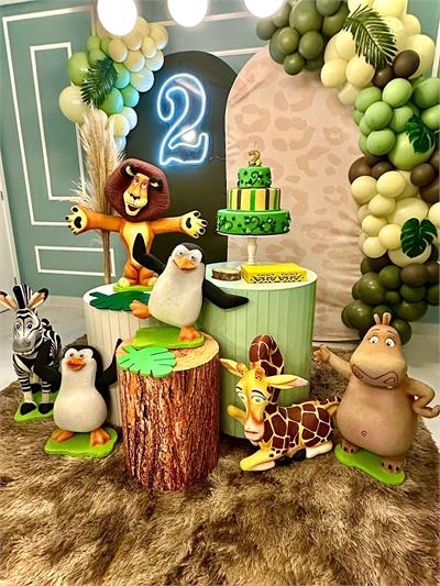 decoração Madagascar simples vs decoração Madagascar completa