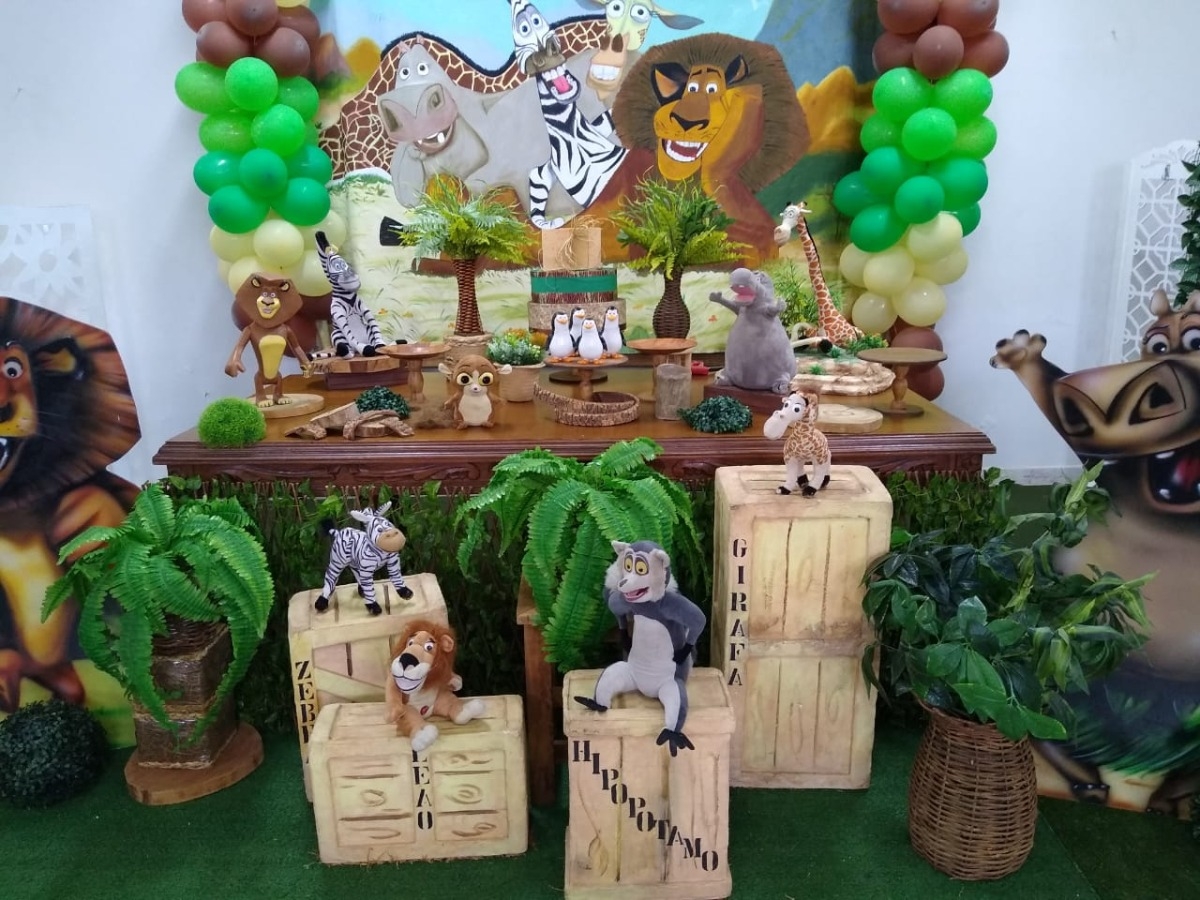 como fazer painel de festa Madagascar simples