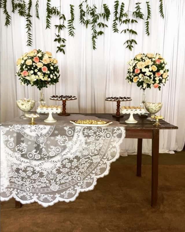 decoração mesa casamento rústico vs minimalista