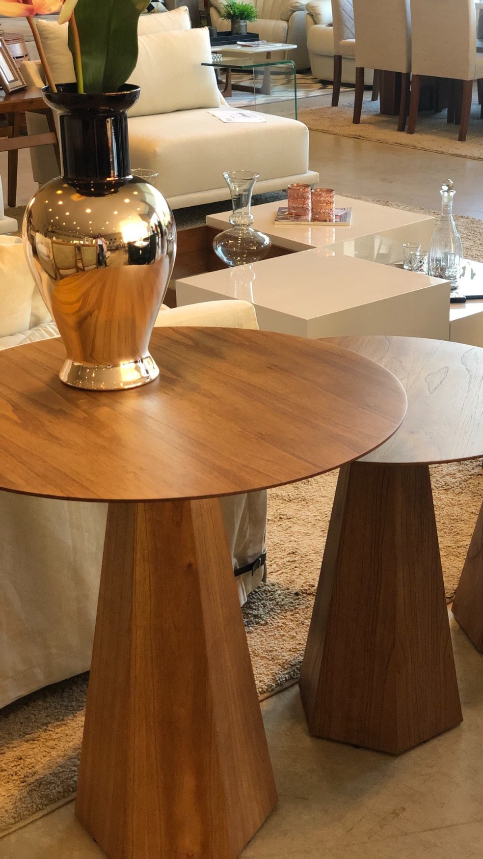 decoracao mesa de canto sala pequena minimalista