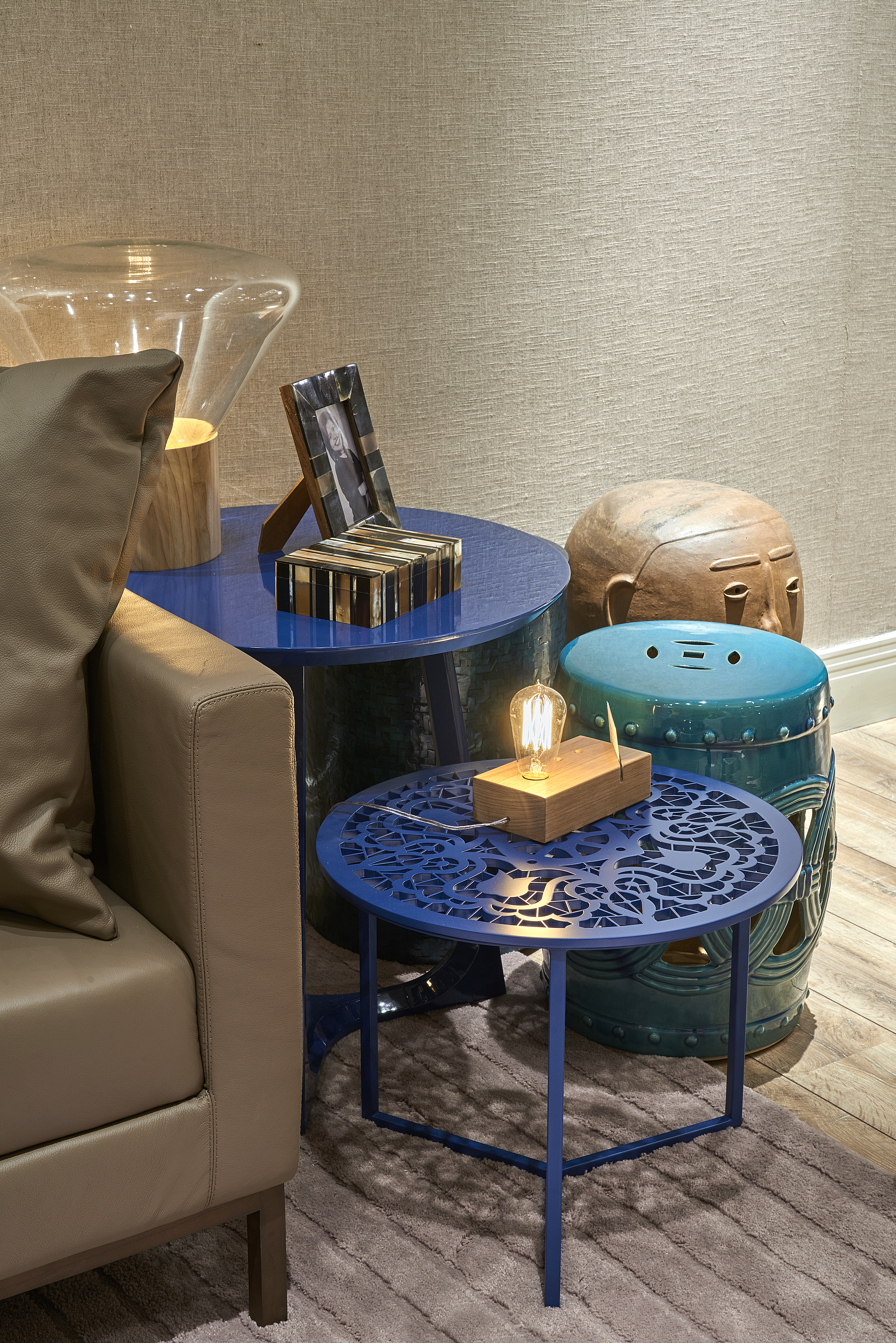 decoracao mesa de canto sala pequena minimalista