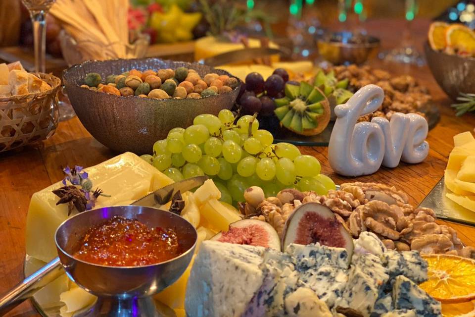 ideias criativas decoração mesa salgados festa simples