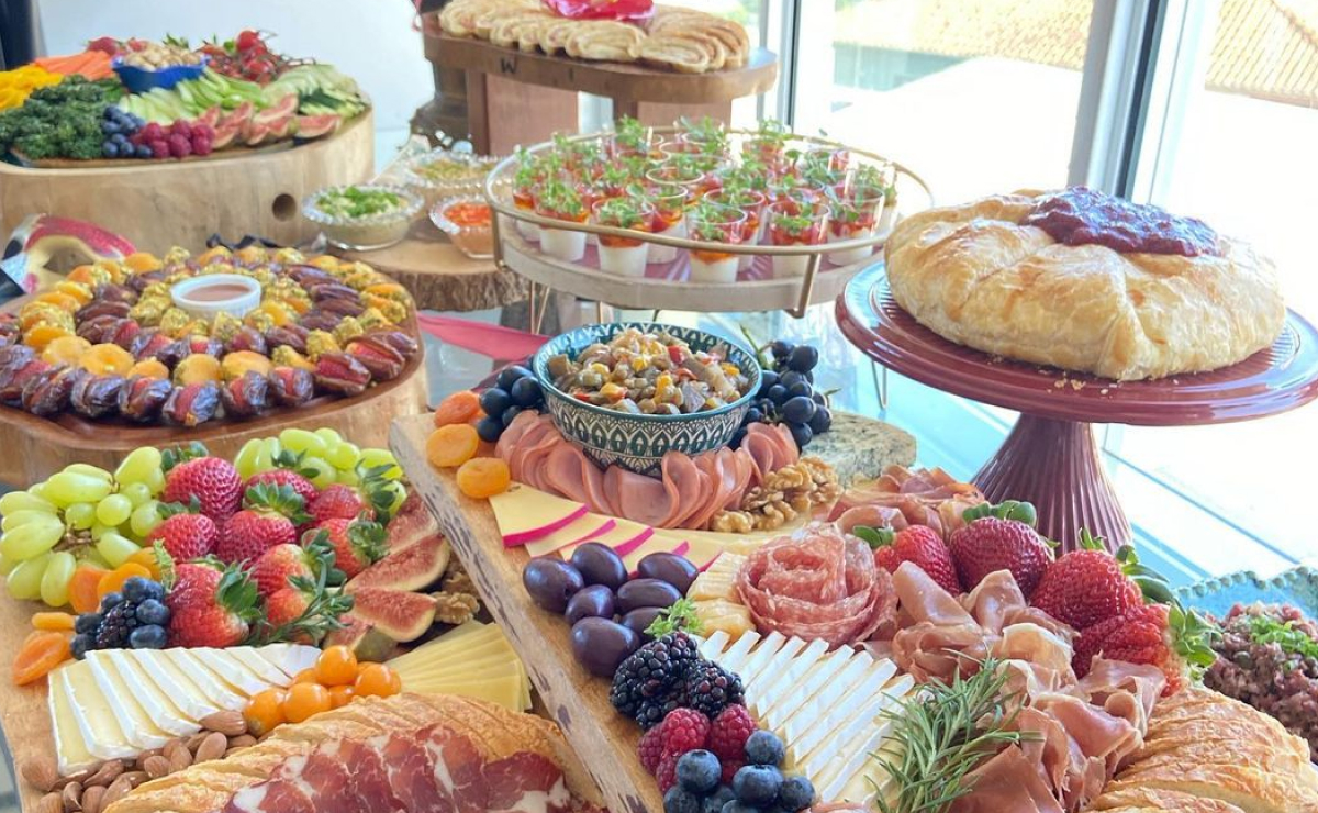 como usar suportes diferentes alturas mesa salgados rústica