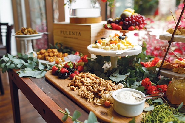 ideias criativas decoração mesa salgados festa simples