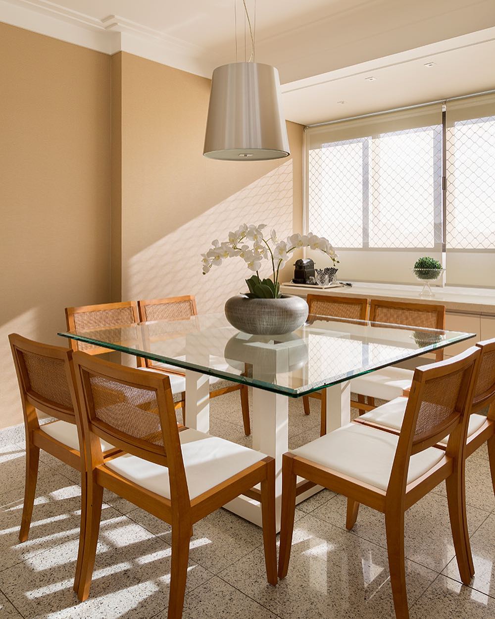 decoração mesa de vidro sala de jantar