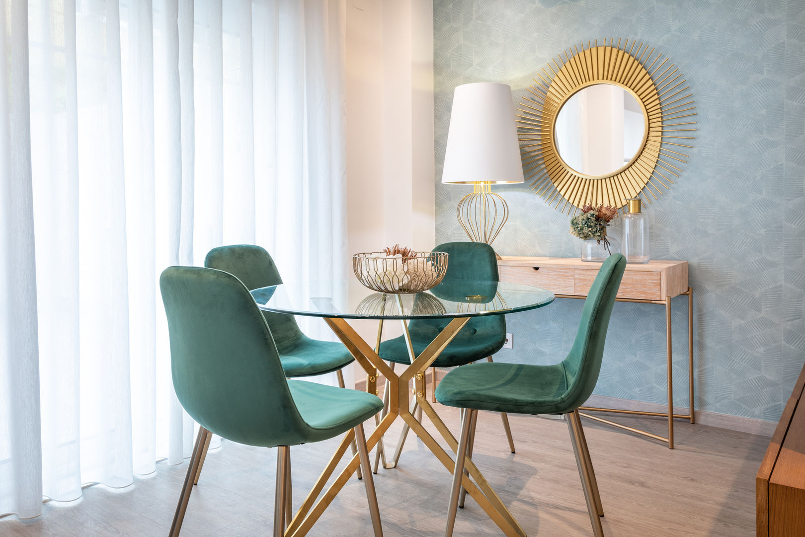 erros comuns ao decorar mesa de vidro sala de jantar