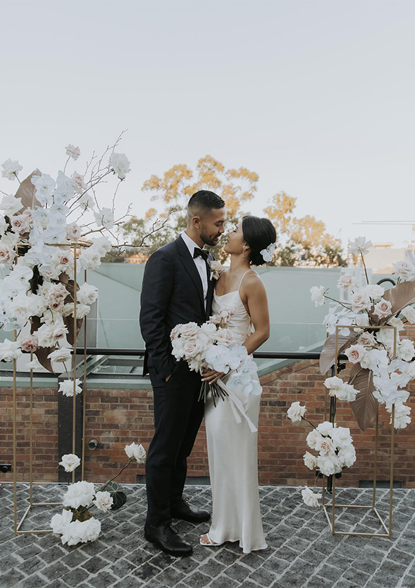 Minimalismo na decoração: mobiliário e arranjos florais