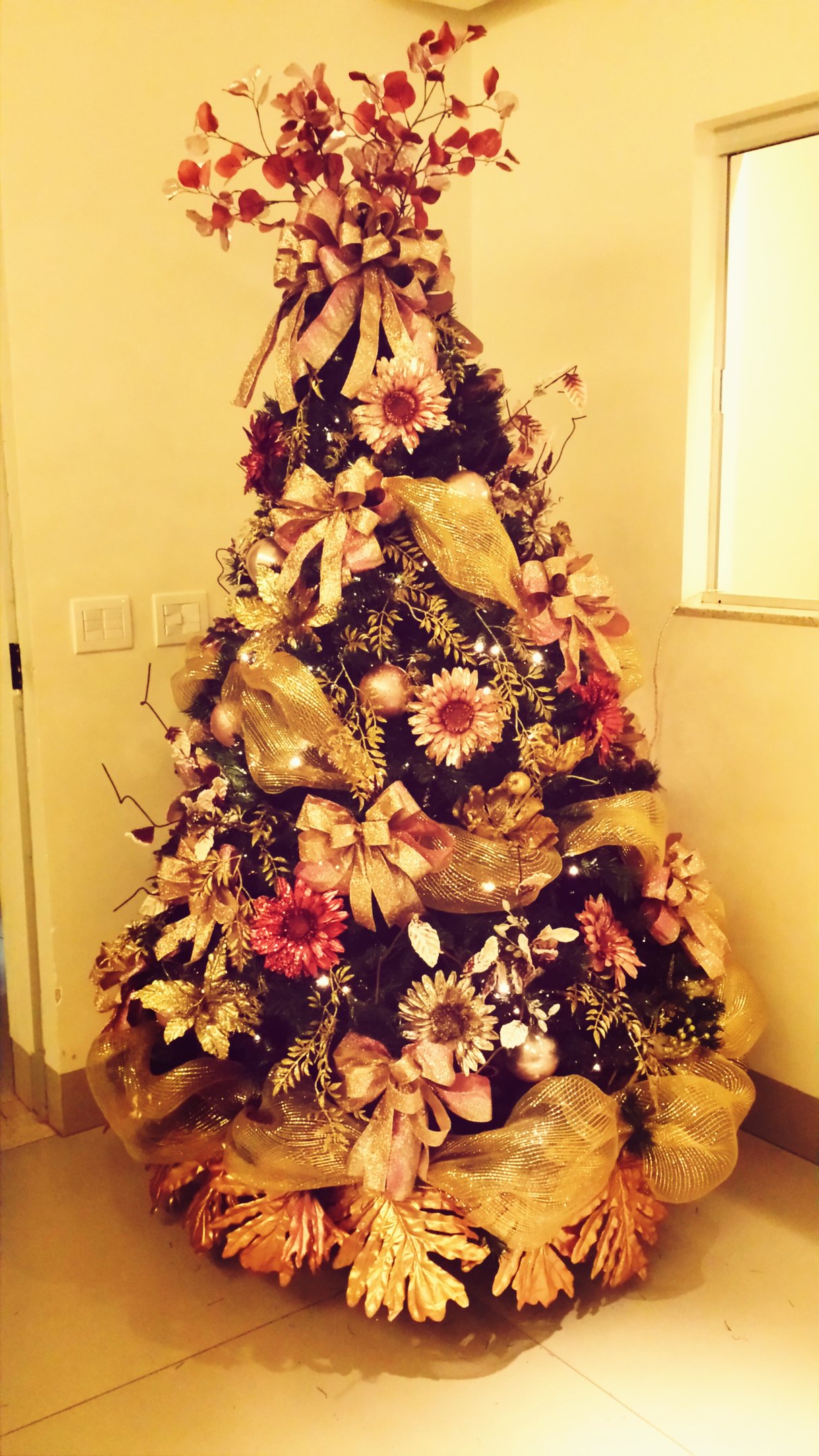 Veludo e Texturas Luxuosas: O Toque Sofisticado no Natal 2025