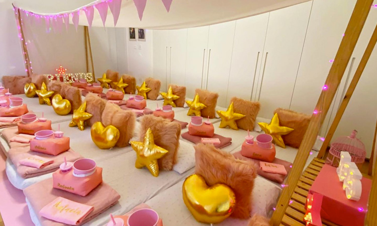 decoração simples noite do pijama na igreja