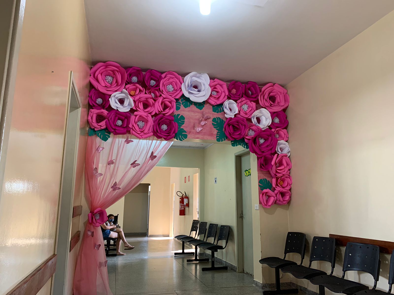 decoração outubro rosa clínica vs consultório pequeno