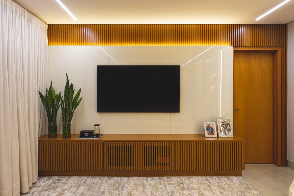 painel de tv suspenso ou com rack qual escolher