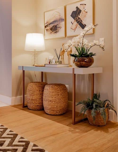 O Poder dos Espelhos e Quadros na Decoração do Aparador de Sala
