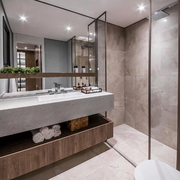 Espelhos Estratégicos: Como Dobrar o Espaço do seu Banheiro