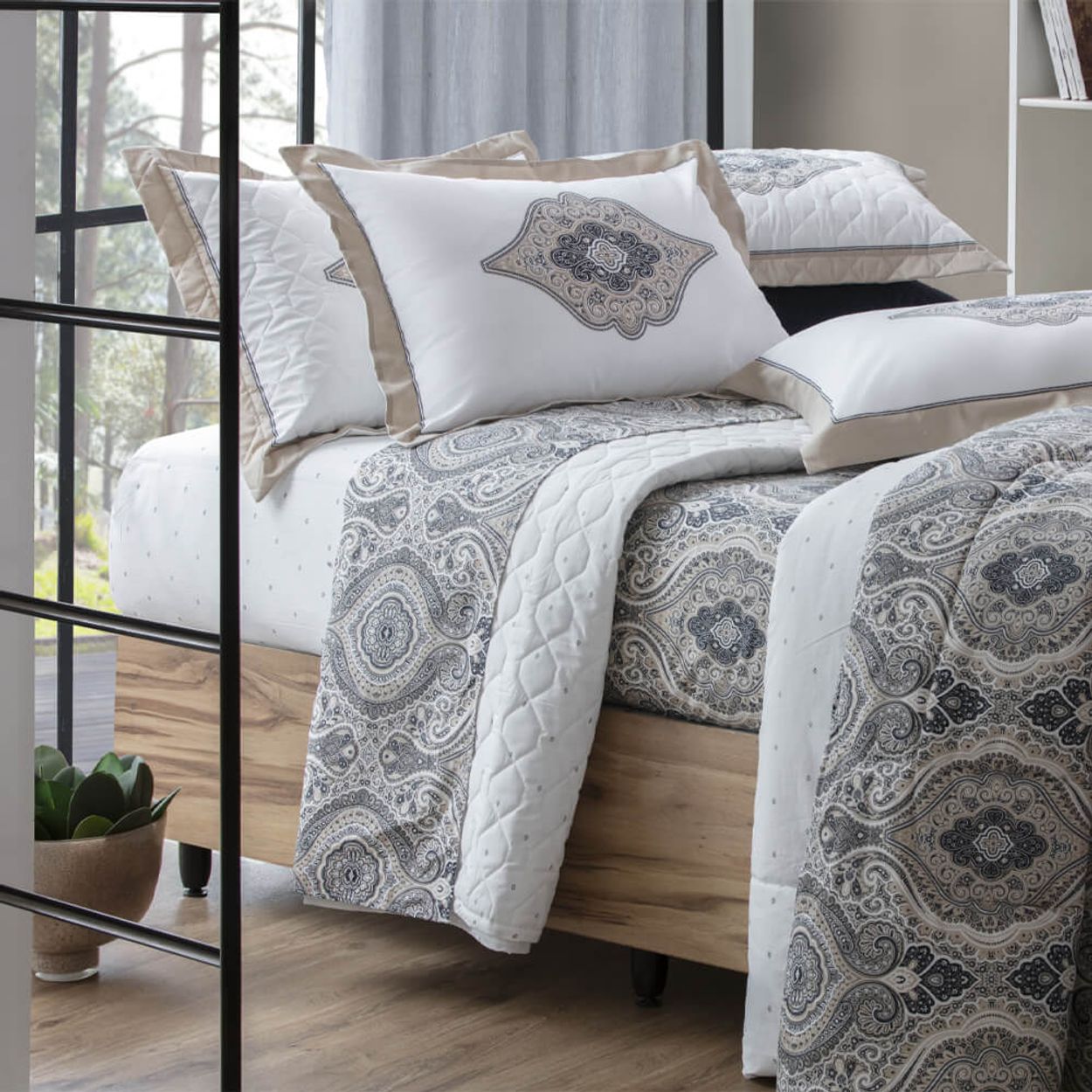 como escolher almofadas decorativas para cama de casal queen