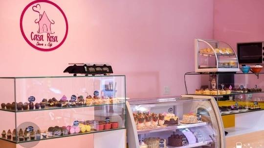 decoração minimalista ou retrô para doceria