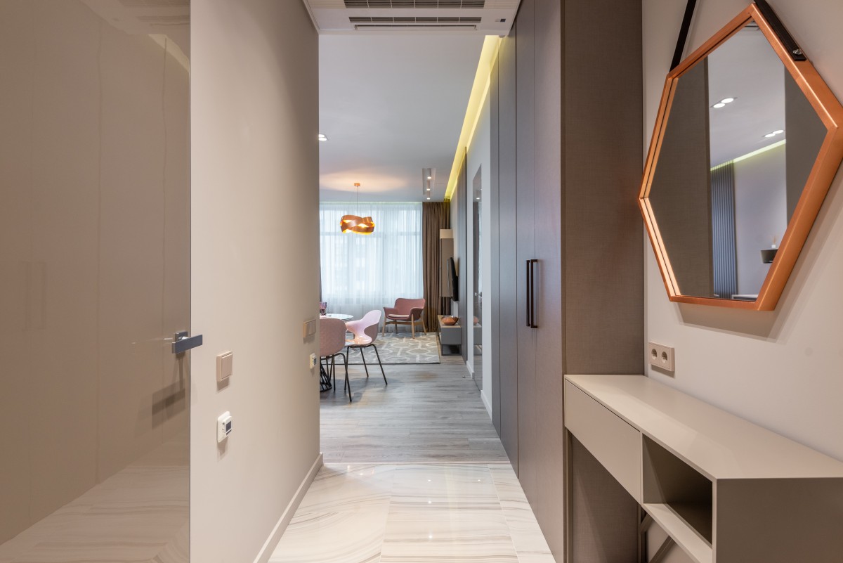 5 ideias de títulos:
1. Corredores Estreitos: Transforme Espaços Pequenos em Ambientes Incríveis
2. Iluminação de Corredor: Dicas Essenciais para Deixar o Ambiente Mais Agradável
3. Decoração de Paredes para Corredores: Inspire-se com Ideias Criativas
4. Tapetes Passadeira: O Toque Final para um Corredor Aconchegante
5. Plantas em Corredores: Traga Vida e Frescor para a sua Casa