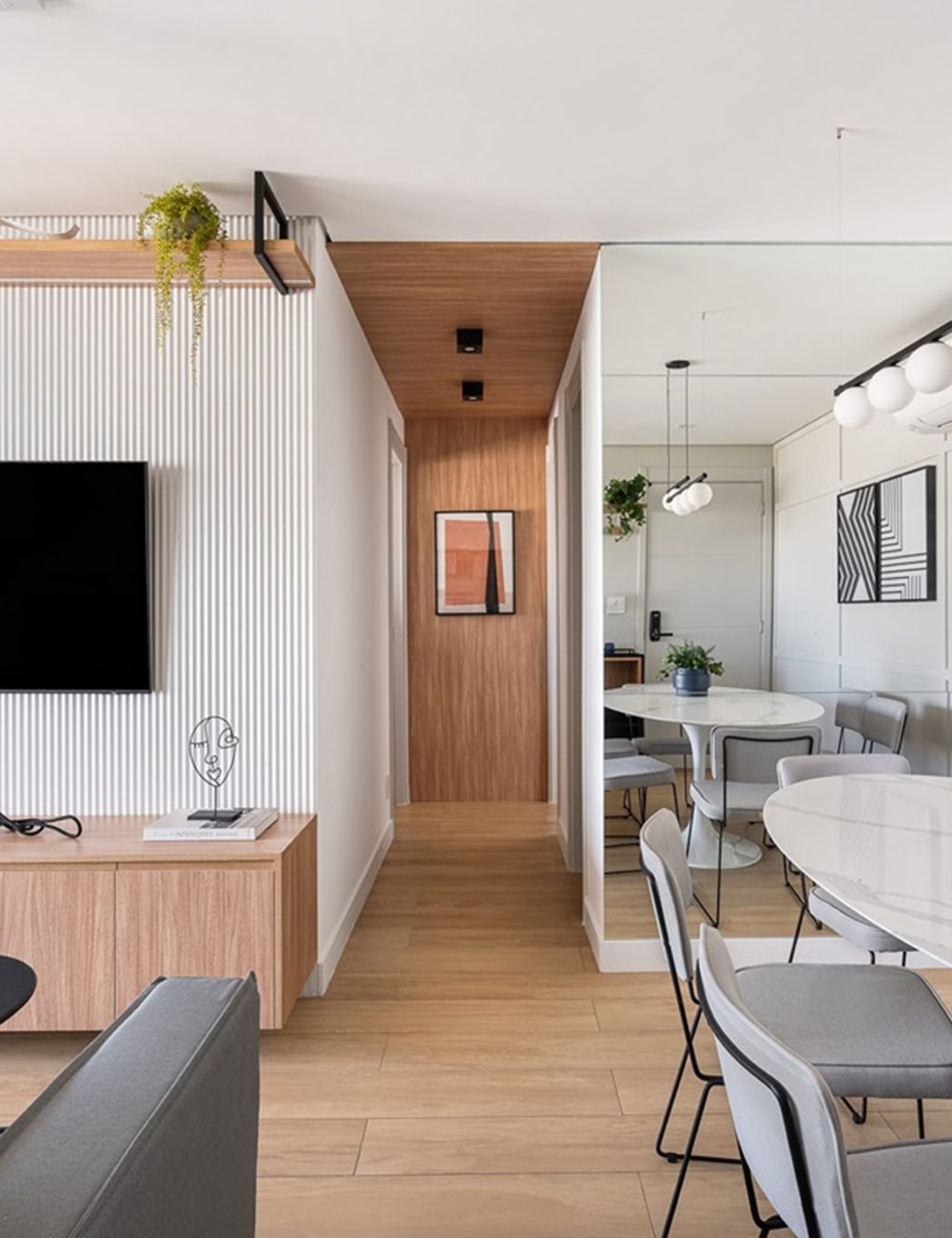 5 ideias de títulos:
1. Corredores Estreitos: Transforme Espaços Pequenos em Ambientes Incríveis
2. Iluminação de Corredor: Dicas Essenciais para Deixar o Ambiente Mais Agradável
3. Decoração de Paredes para Corredores: Inspire-se com Ideias Criativas
4. Tapetes Passadeira: O Toque Final para um Corredor Aconchegante
5. Plantas em Corredores: Traga Vida e Frescor para a sua Casa