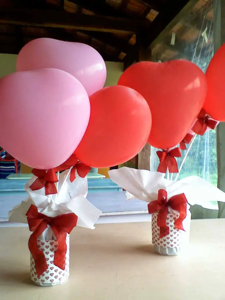 Guia Completo: Como Fazer Flores de TNT para o Dia das Mães; Decoração de Painéis com TNT: Ideias Criativas para o Dia das Mães; Lembrancinhas de Dia das Mães com TNT: Baratas e Fáceis de Fazer; Transforme sua Mesa: Toalhas e Caminhos de TNT para o Dia das Mães; Revestimento de Móveis com TNT: Dicas para uma Decoração Econômica