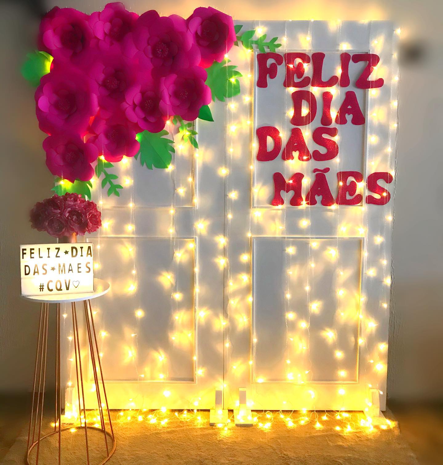 Guia Completo: Como Fazer Flores de TNT para o Dia das Mães; Decoração de Painéis com TNT: Ideias Criativas para o Dia das Mães; Lembrancinhas de Dia das Mães com TNT: Baratas e Fáceis de Fazer; Transforme sua Mesa: Toalhas e Caminhos de TNT para o Dia das Mães; Revestimento de Móveis com TNT: Dicas para uma Decoração Econômica