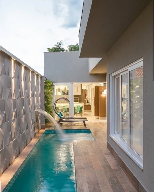 5 ideias de títulos para posts sobre decoração de piscina:
1. Transforme sua Área de Lazer: Ideias Criativas para Decorar o Muro da Piscina
2. Do Rústico ao Moderno: Estilos de Decoração para a Parede da Piscina
3. Iluminação e Natureza: Como Criar um Oásis na sua Piscina
4. Pedras e Jardins Verticais: Tendências em Decoração de Piscina
5. Cascatas e Efeitos Visuais: Elementos que Elevam a Decoração da Piscina