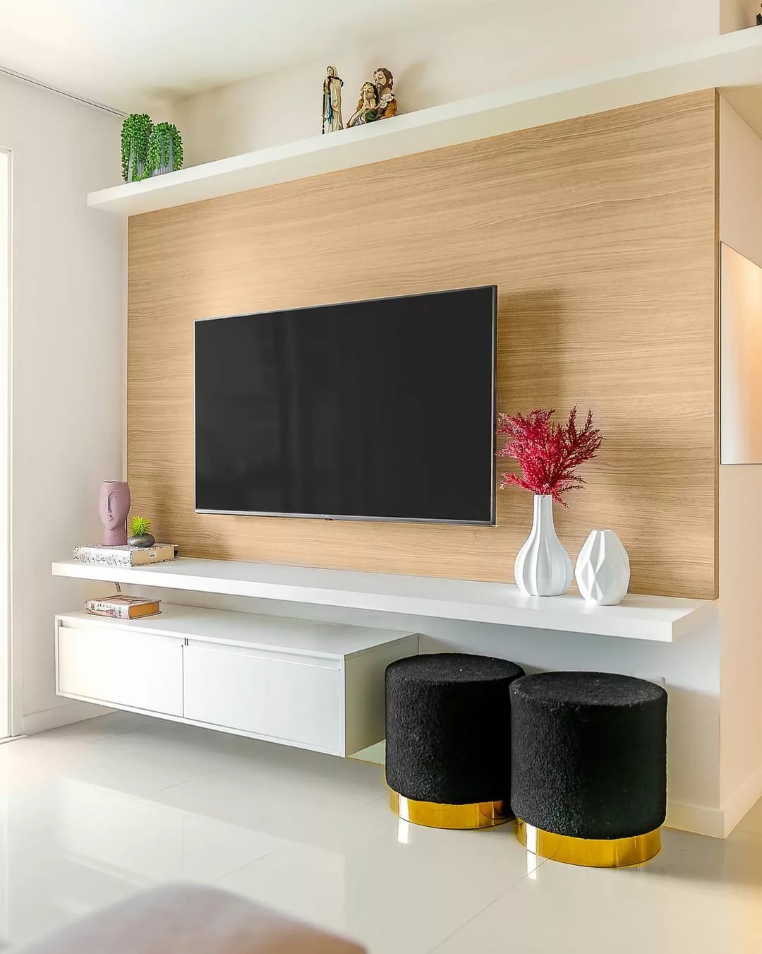 Além da TV: Como Usar o Rack para Contar a História da Sua Casa