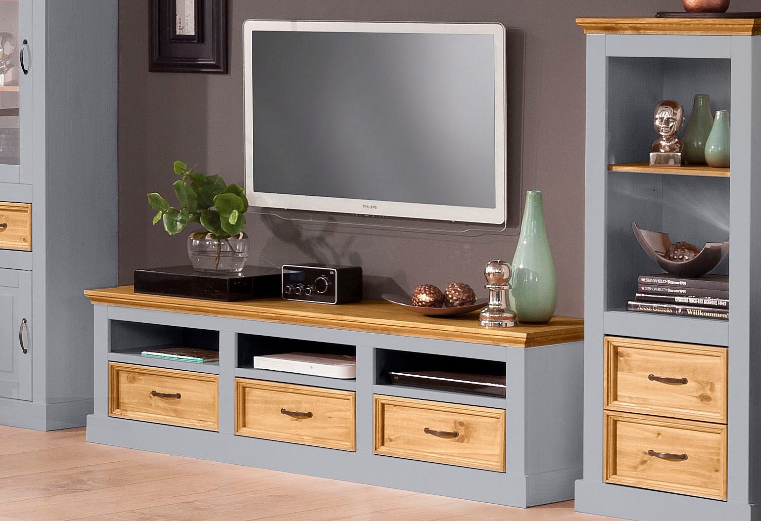 Racks Suspensos e Painéis Ripados: A Dupla Perfeita para uma Sala Moderna e Organizada