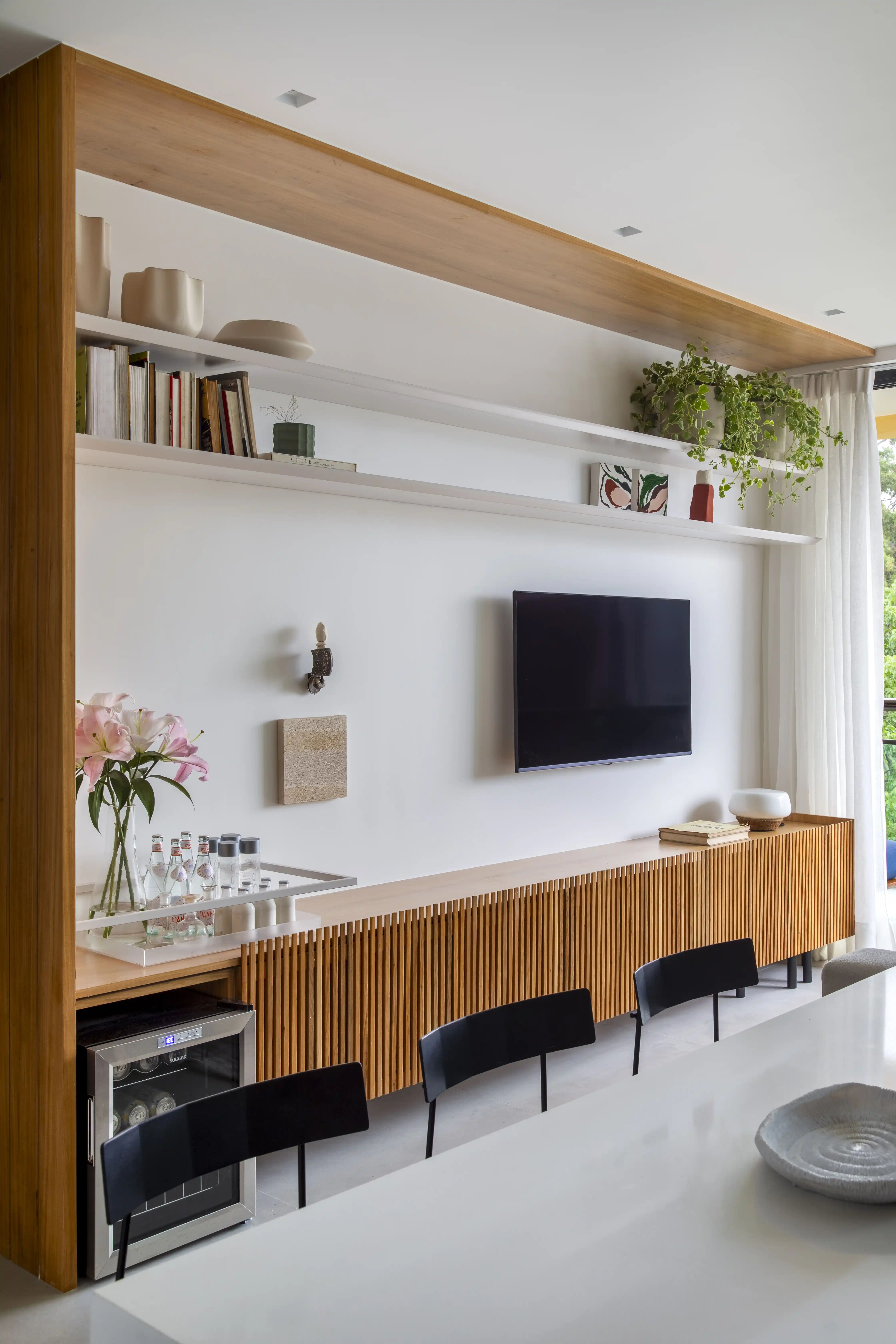 ideias criativas para decorar rack de sala