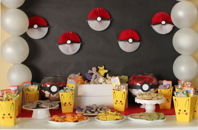 decoração festa pokemon barata vs luxuosa