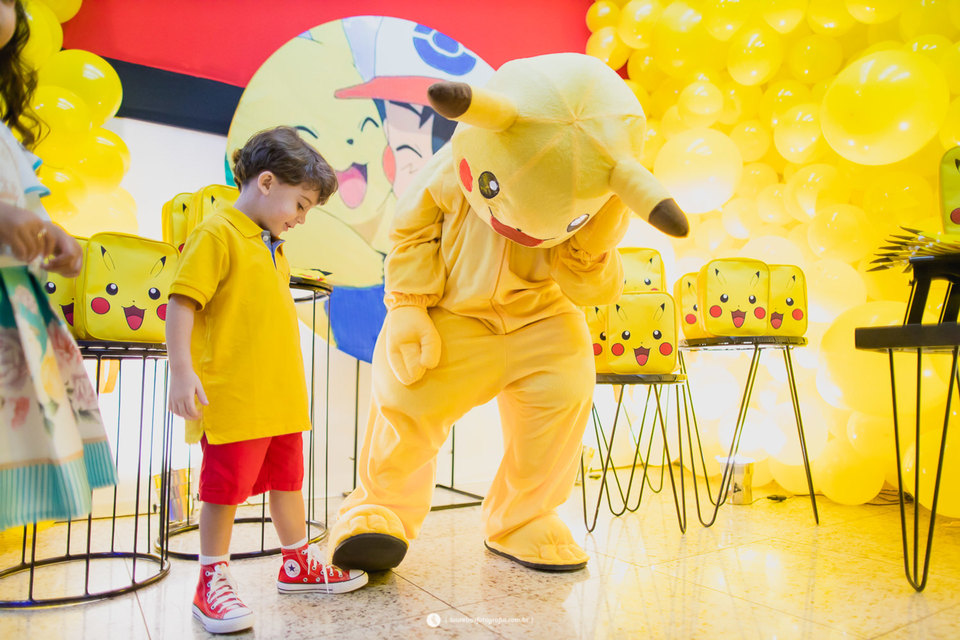 decoração festa pokemon barata vs luxuosa