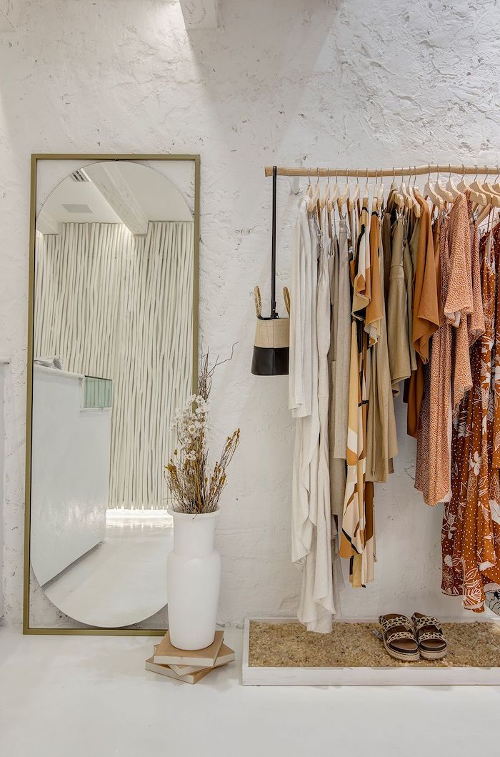 decoração de loja de roupas feminina vs masculina