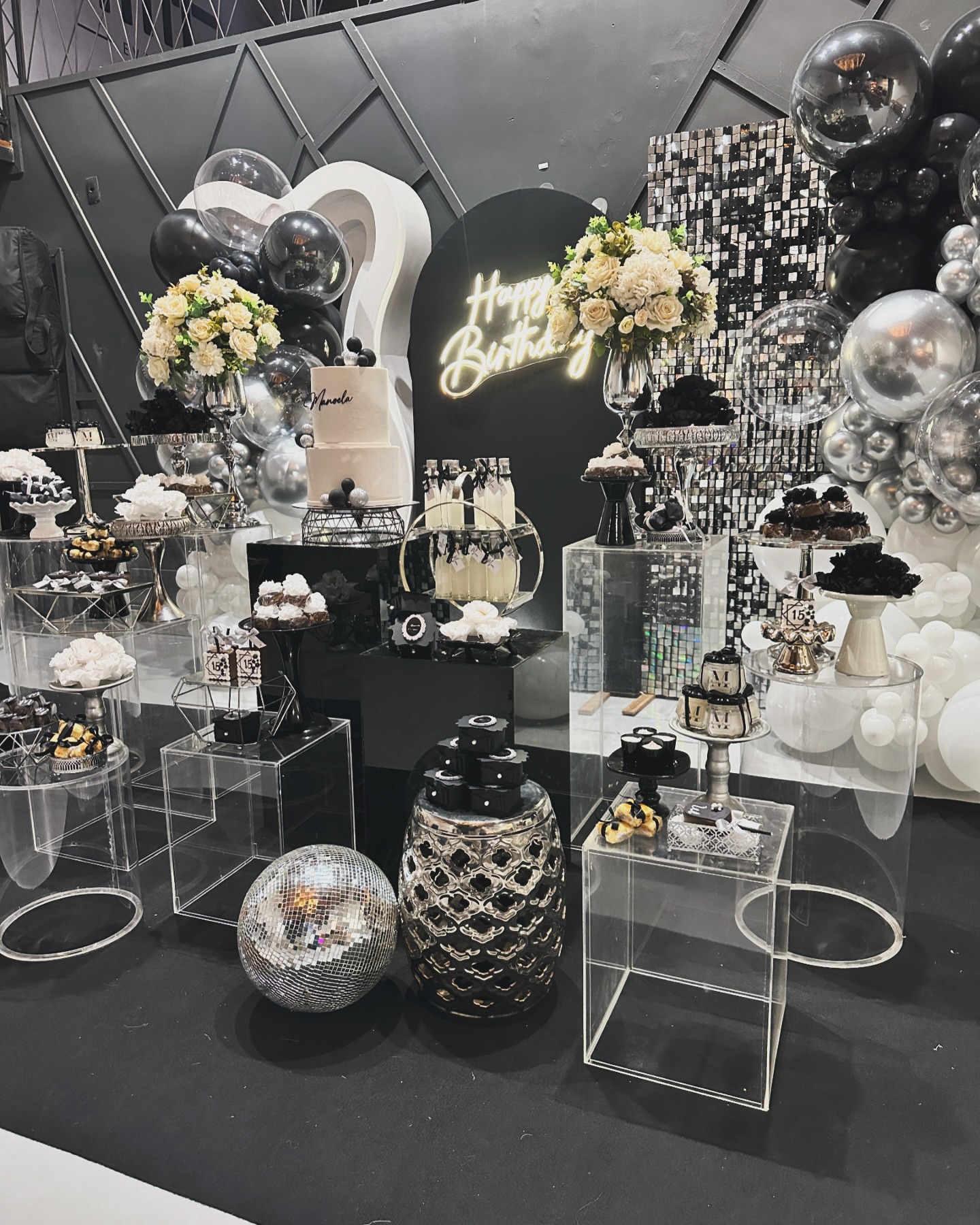 quanto custa montar festa aniversário preto e branco simples