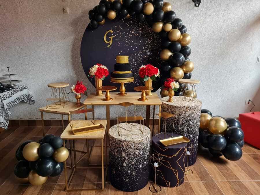 vasos preto e dourado