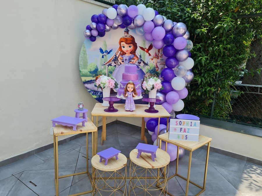 5 ideias de títulos:
1. Decoração Mágica da Princesa Sofia: Dicas Infalíveis para uma Festa Inesquecível!
2. Festa Princesa Sofia: Como Criar um Ambiente Encantador com Pouco Orçamento.
3. DIY Festa Princesa Sofia: Ideias Criativas de Decoração e Lembrancinhas.
4. O Guia Completo da Festa Princesa Sofia: Do Bolo aos Balões.
5. Transforme sua Festa com o Tema Princesa Sofia: Inspirações e Tendências.