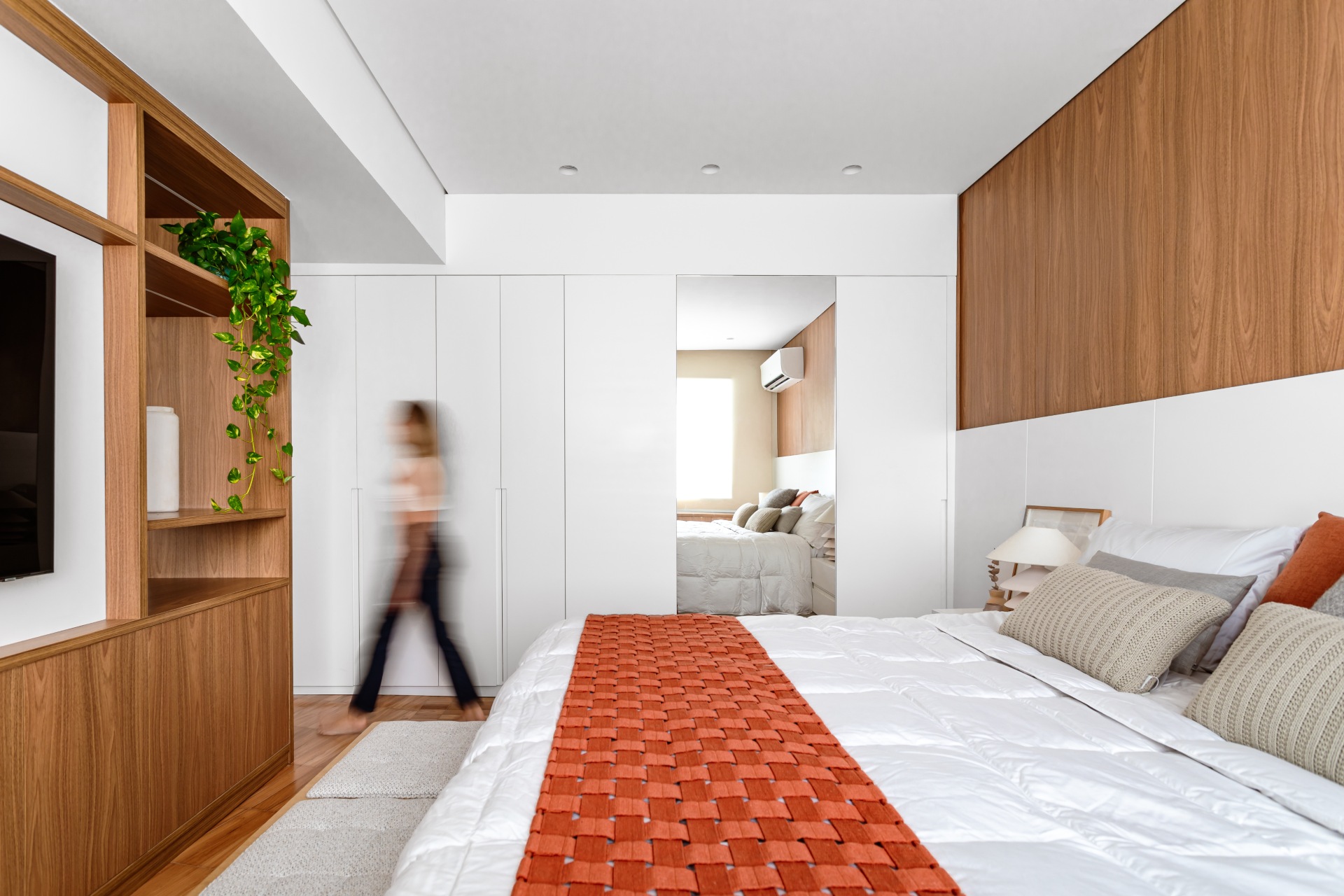 decoração quarto branco e madeira