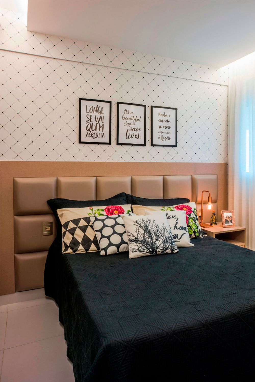 5 Dicas para um Quarto de Casal Aconchegante
Como Escolher a Paleta de Cores Ideal para o Quarto de Casal
Estilos de Decoração para Quarto de Casal: Do Minimalista ao Boho
O Poder dos Espelhos e Cabeceiras na Decoração do Quarto de Casal
Transforme seu Quarto de Casal com Plantas e Texturas