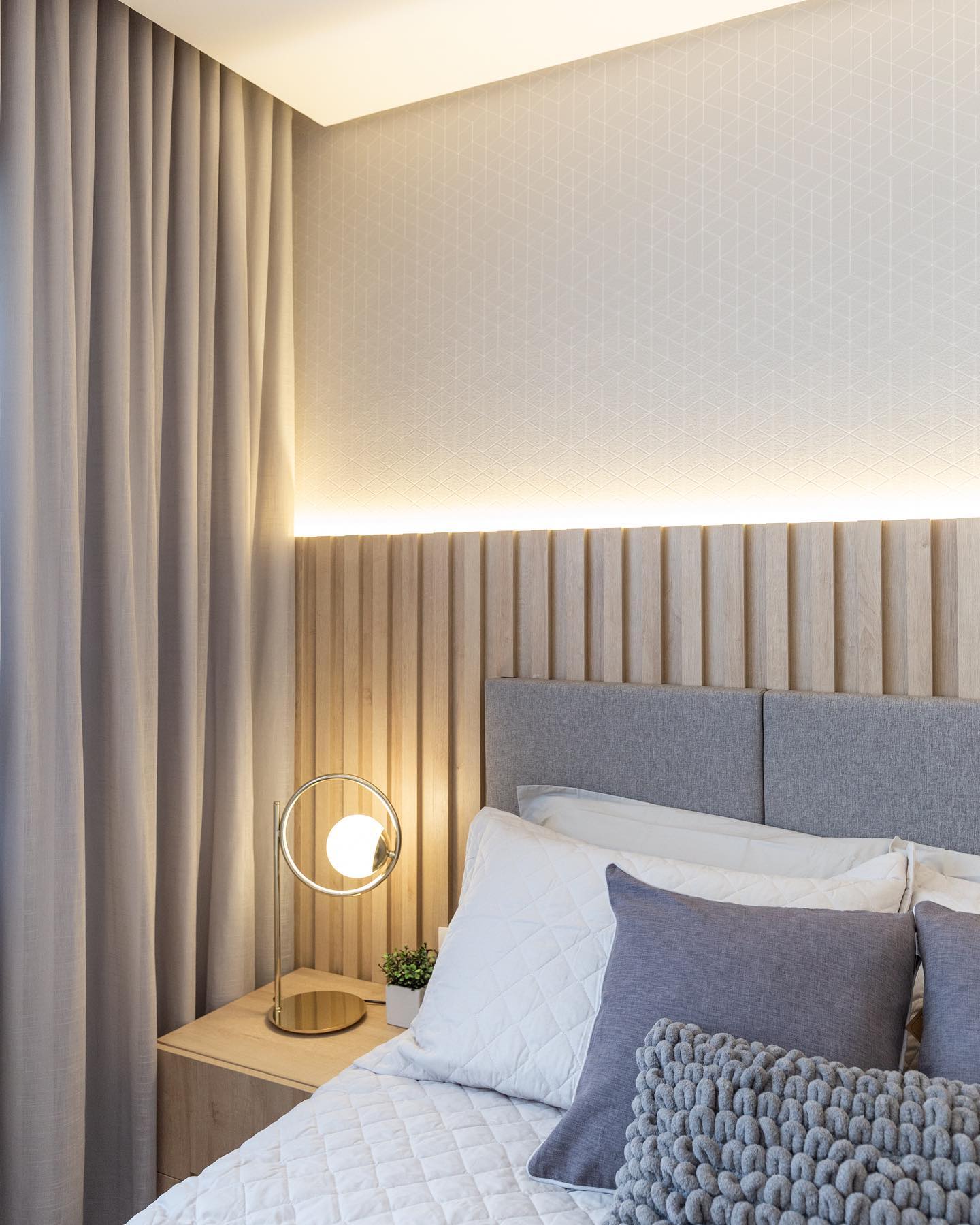 decoração quarto de casal com papel de parede na cabeceira