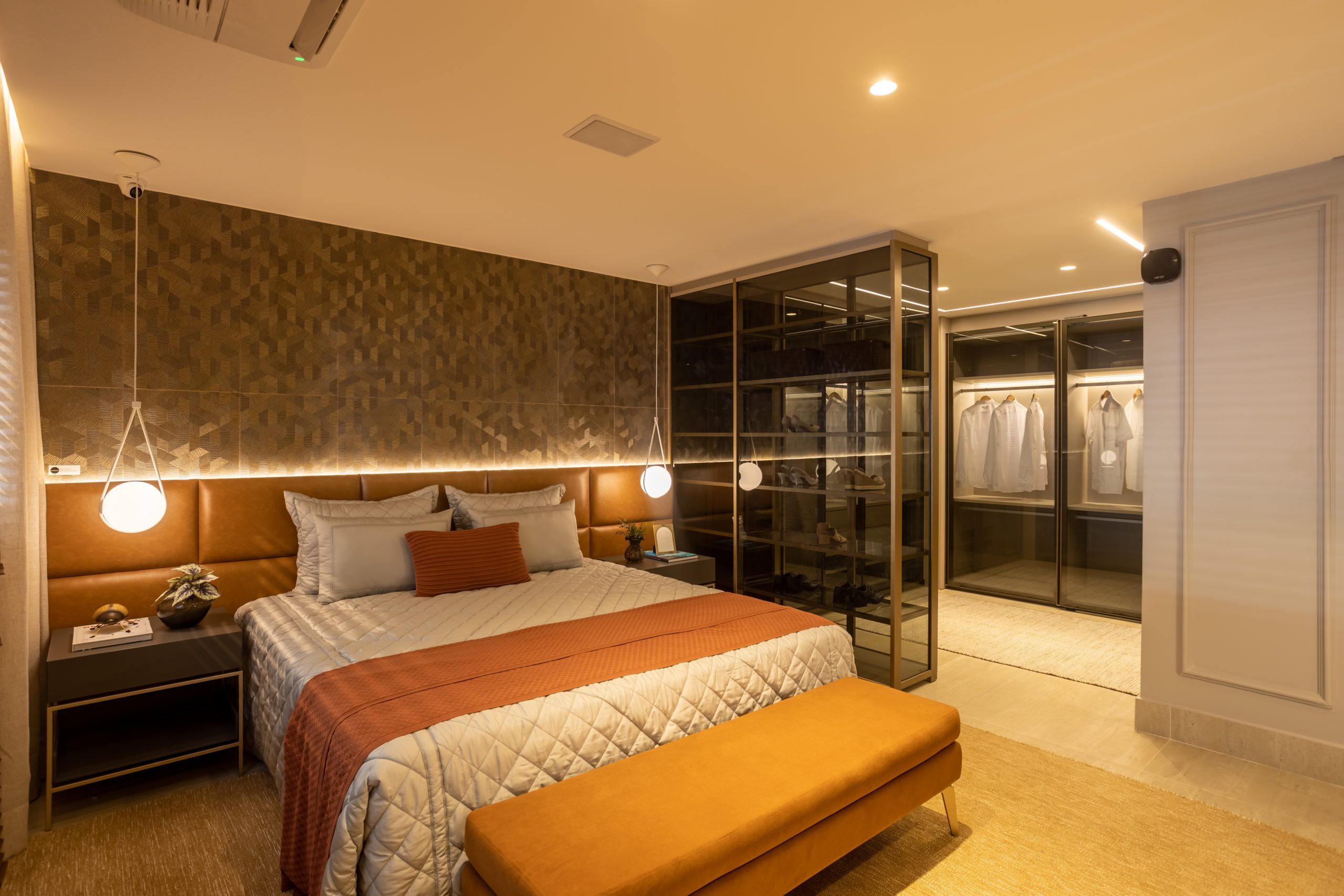 decoração quarto de casal com papel de parede na cabeceira