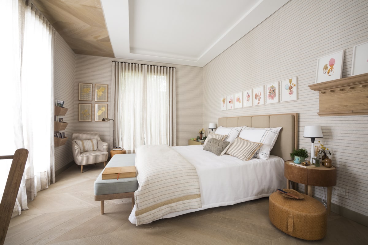 decoração quarto de casal com papel de parede na cabeceira