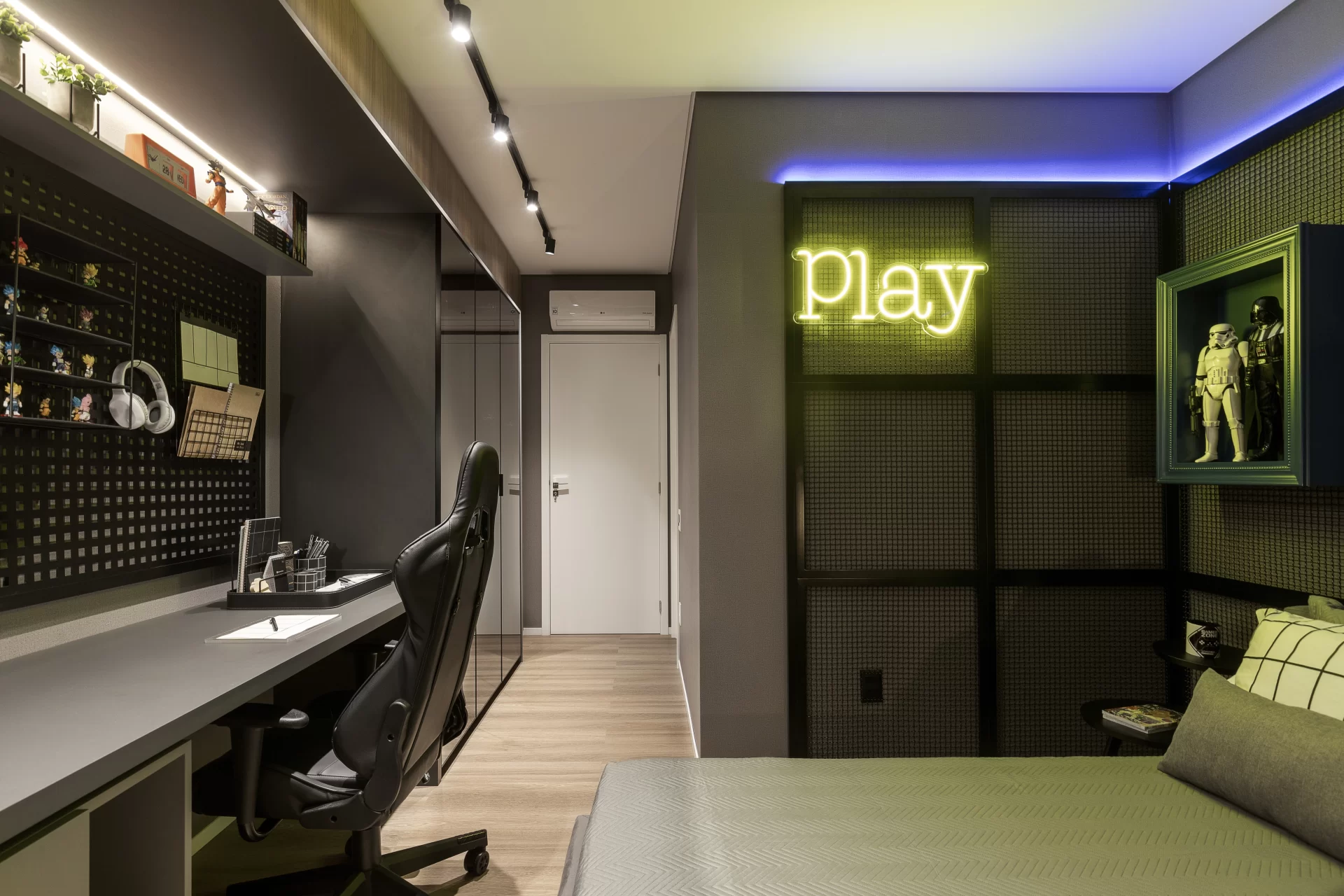 5 ideias de títulos:
1. Quarto Gamer Minimalista: Tendências e Dicas para 2026
2. Iluminação Gamer Perfeita: Guia Completo de RGB e LED
3. Móveis Essenciais para um Setup Gamer Confortável em 2026
4. Decoração de Parede para Quarto Gamer: Ideias Criativas
5. A Paleta de Cores Ideal para o seu Quarto Gamer em 2026