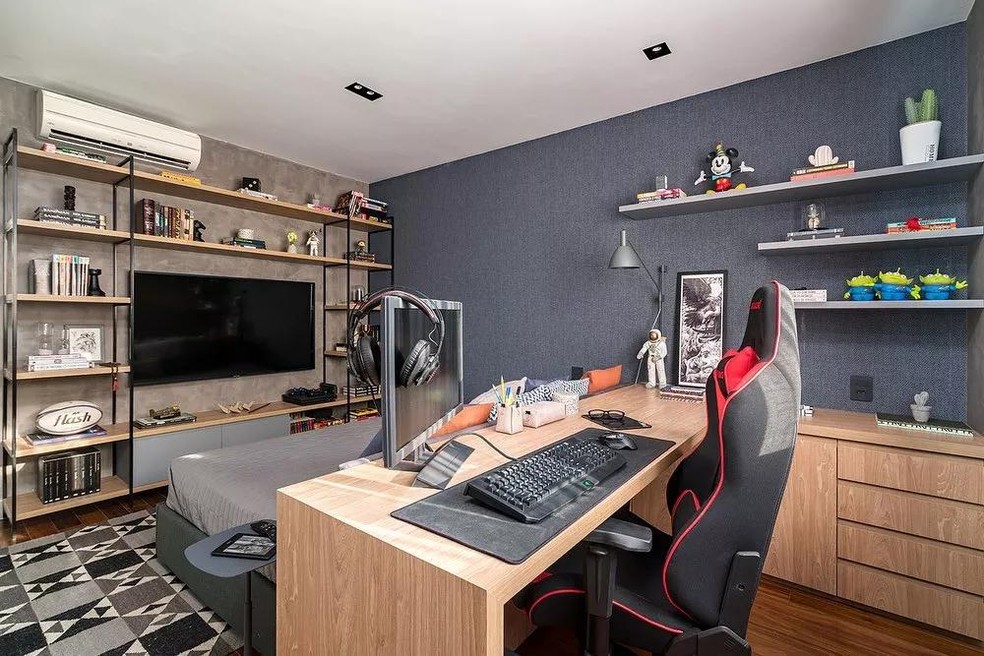 5 ideias de títulos:
1. Quarto Gamer Minimalista: Tendências e Dicas para 2026
2. Iluminação Gamer Perfeita: Guia Completo de RGB e LED
3. Móveis Essenciais para um Setup Gamer Confortável em 2026
4. Decoração de Parede para Quarto Gamer: Ideias Criativas
5. A Paleta de Cores Ideal para o seu Quarto Gamer em 2026