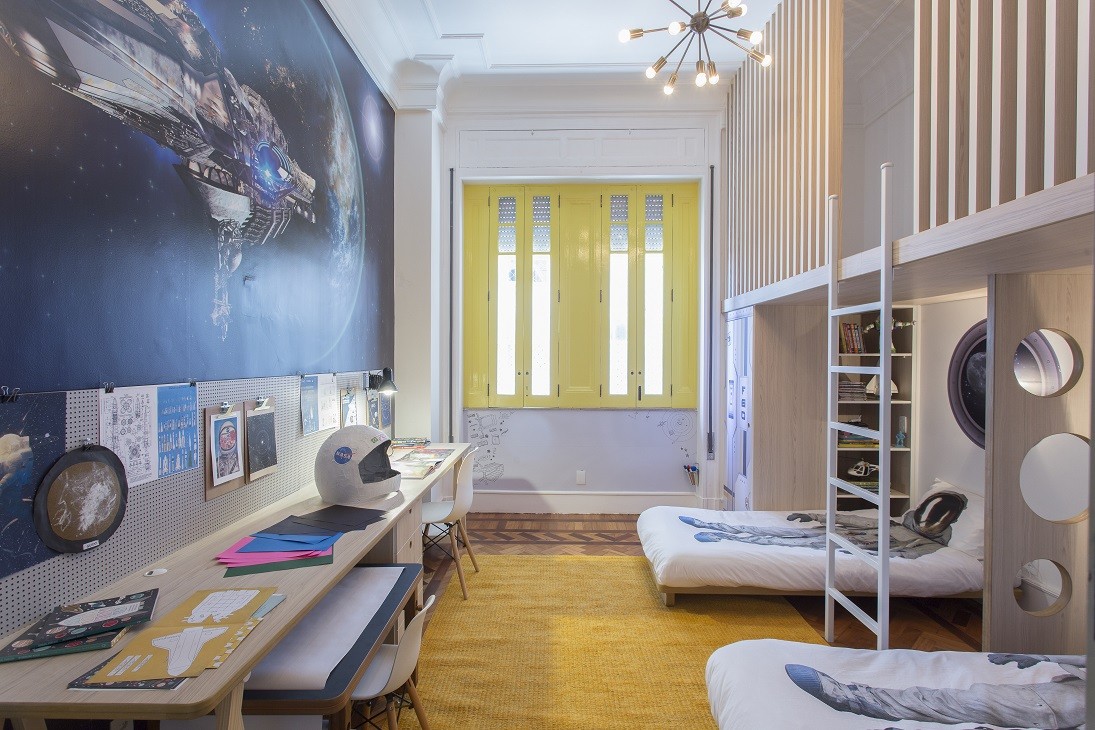 projetor galaxia vs adesivo teto quarto astronauta