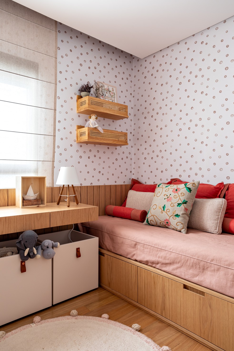 5 ideias de títulos:
1. Quarto Montessoriano para Meninas: Autonomia e Diversão
2. Estilo Boho Chic: Aconchego e Natureza no Quarto Infantil
3. Candy Colors: Doçura e Alegria na Decoração do Quarto de Menina
4. Minimalismo e Modernidade: Um Quarto que Cresce com a Criança
5. Dicas Essenciais para um Quarto Infantil Funcional e Lúdico