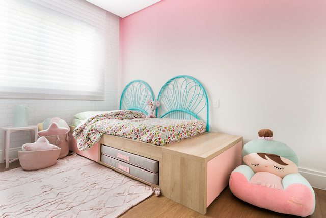 5 ideias de títulos:
1. Quarto Montessoriano para Meninas: Autonomia e Diversão
2. Estilo Boho Chic: Aconchego e Natureza no Quarto Infantil
3. Candy Colors: Doçura e Alegria na Decoração do Quarto de Menina
4. Minimalismo e Modernidade: Um Quarto que Cresce com a Criança
5. Dicas Essenciais para um Quarto Infantil Funcional e Lúdico